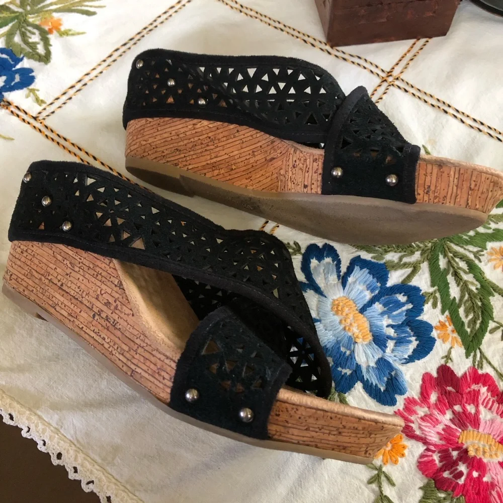 Minnetonka Lainey Suede Crisscross Comfort Platform Wedges in Black. Size 9